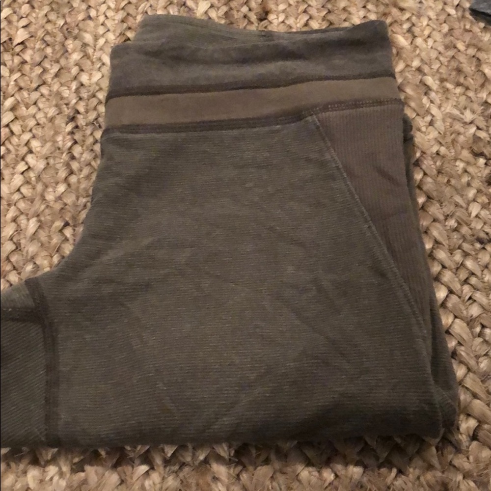 Green cropped workout pants